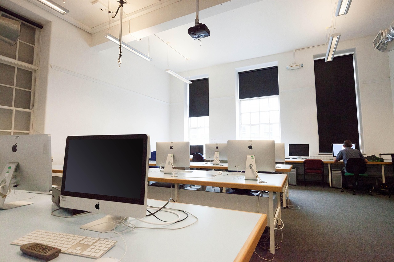 computer workstation, computer, screens, monitor, computer room, network, internet, group, digital, teamwork, project, university, graphic studies, lecture hall, professor, preparation, beamer, rolls, blackout, computer room, computer room, computer room, university, university, university, university, university, professor, rolls