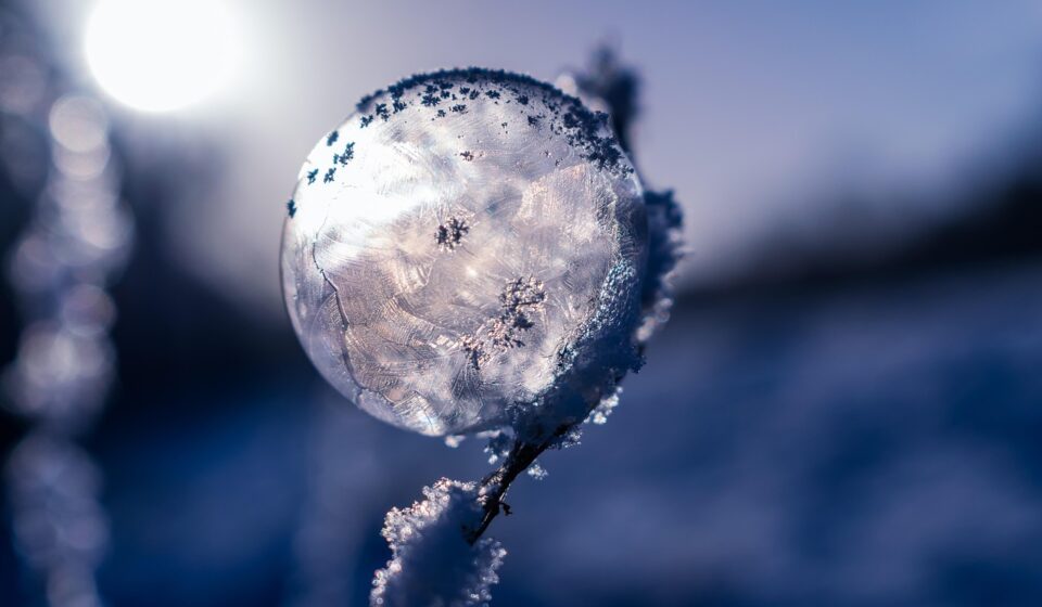 soap bubble, frozen, frozen soap bubble, winter, ice crystals, wintry, cold, snow, bullet, frost bubble, nature, frost, bubble, ice cream, ice bubble, frost ball, crystalline, crystals, freeze, winter magic, spherical shape, magic, ice flowers, spherical, crystal growth, the winter's tale, icy